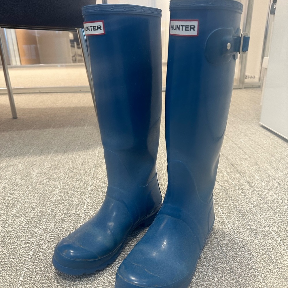 Rarely Worn Hunter Boots in discontinued teal blue color, size 7
